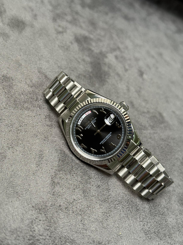 Seiko DayDate Black – Arabic Numerals