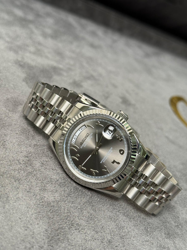 Seiko DayDate Grey – Arabic Numerals