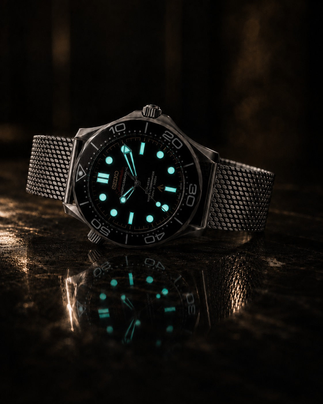 Seiko Amber Dusk markers and hands glowing mint green in the dark